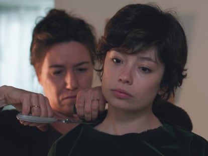 Lola Dueñas y Anna Castillo (derecha), en 'Viaje al cuarto de una madre'.