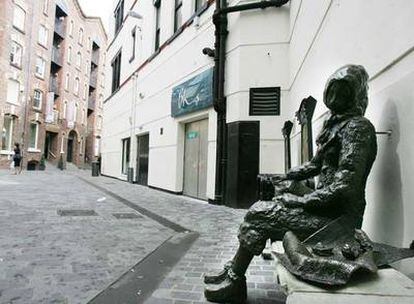 Una estatua de Eleanor Rigby en Liverpool cerca de la calle donde se celebra todos los años el Mathew Street Festival, dedicado a los Beatles.