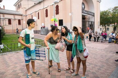 Representación teatral del grupo Calatea el mes pasado en el exterior del Teatro de Almendrales para pedir su rehabilitación.