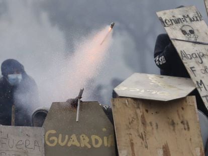 Manifestantes se enfrentan a la policía este domingo, en Quito. 