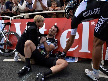 Cavendish, dolorido tras la ca&iacute;da en la primera etapa del Tour 2014. 