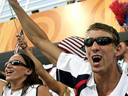 Michael Phelps, en la tribuna, durante la final femenina de 50m libres.