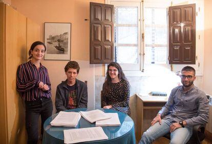 Los estudiantes Numidia, Diego, Aitana y Jesús, en un piso universitario de Salamanca