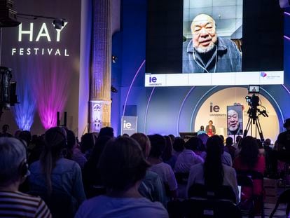 El artista Ai Weiwei durante su entrevista en el Hay Festival Segovia.