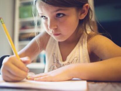 La confederación de padres hace un llamamiento para acabar con la sobrecarga de tareas escolares en el hogar que, entre otras cosas, afecta a la vida familiar