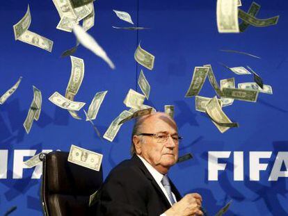 Blatter rodeado de billetes. 