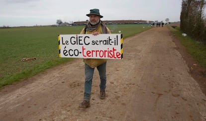 Un manifestante llevaba una pancarta contra el Grupo Intergubernamental de Expertos sobre el Clima Climático en la concentración de Sainte Soline. 