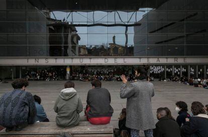 Assemblea dels estudiants de l'Institut del Teatre de Barcelona sobre els presumptes abusos sexuals del professor Joan Ollé.