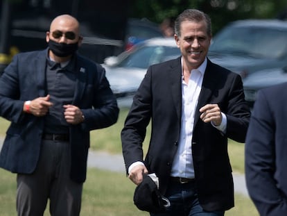 Hunter Biden (centro) camina por el jardín la Casa Blanca en Washington, el pasado mayo.