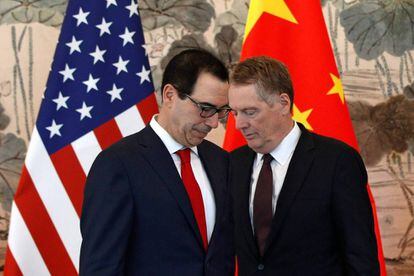 El secretario del Tesoro de EE UU, Steve Mnuchin (a la izquierda), y el representante de comercio, Robert Lighthizer, durante una visita a China el pasado 1 de mayo.