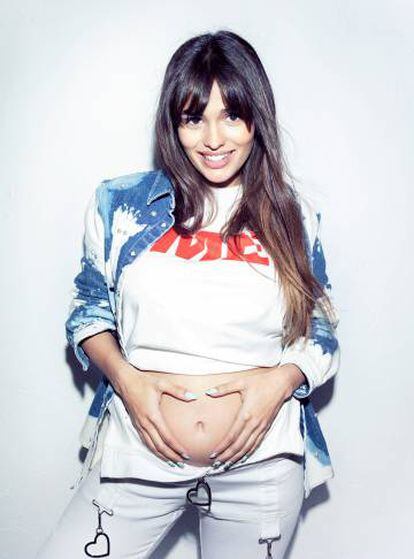 Sara Sálamo posa en exclusiva para ICON y presume de embarazo. Va vestida con camiseta Loreak, chaqueta Just Cavalli y pantalón Juan Vidal.