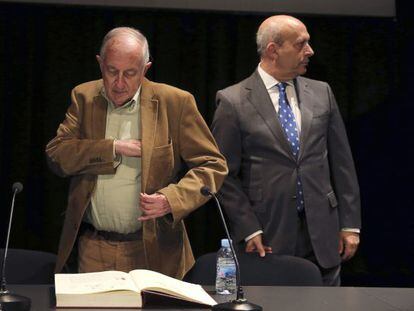 El escritor y premio Cervantes Juan Goytisolo (izquierda), junto al ministro de Educaci&oacute;n, Cultura y Deporte, Jos&eacute; Ignacio Wert.