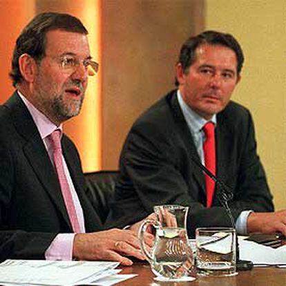 Rajoy y Michavila, ayer, tras el Consejo de Ministros.