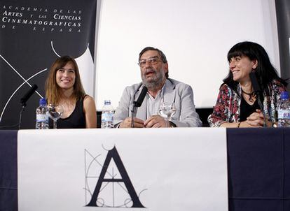 Enrique González Macho, acompañado por las que han sido elegidas como vicepresidentas primera y segunda, la actriz Marta Etura (i) y la guionista y directora Judith Colell, durante una rueda de prensa