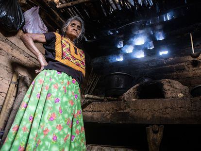 Una mujer en la comunidad de la sierra baja mixe. Este es uno de los poblados más marginados en Oaxaca, y su subsistencia se basa en la producción de frijol, maíz, huevo y pollos, para su propia alimentación.