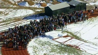 Los estudiantes abandonan el instituto Arapahoe en Centennial, Colorado tras el tiroteo. 