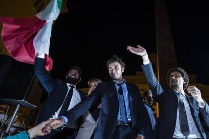 El diputado Alessandro Di Battista del Movimiento Cinco Estrellas encabeza una protesta del M5S en el exterior de la C&aacute;mara Baja de Roma contra la nueva ley electoral. 