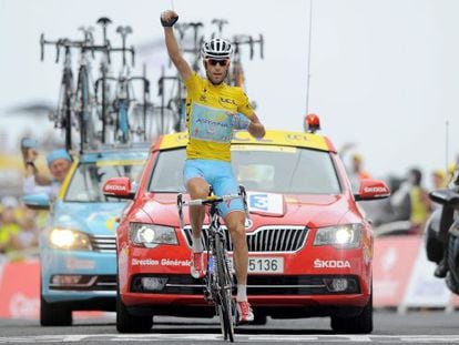 Vincenzo Nibali celebra su victoria tras cruzar la meta en Hautacam.