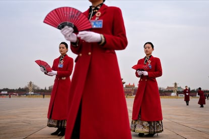 Azafatas chinas posan en la Plaza de Tiananmen durante una sesión preparatoria del Congreso Nacional del Pueblo en el Gran Salón del Pueblo en Pekín, el lunes.