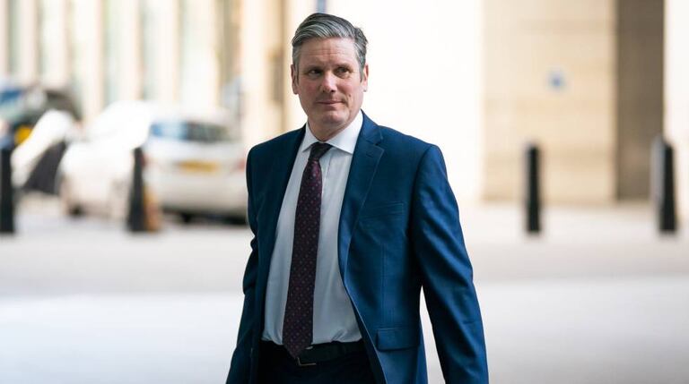Keir Starmer frente a la sede de la BBC.