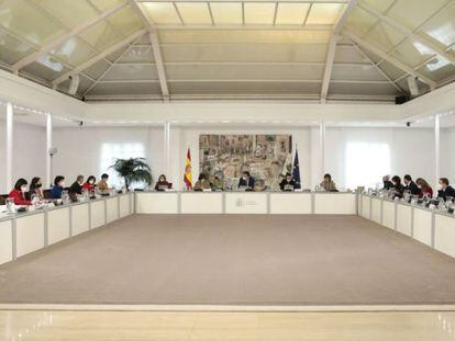 El presidente del Gobierno, Pedro Sánchez (c) preside el Consejo de ministros celebrado hoy en el Palacio de la Moncloa en Madrid. 