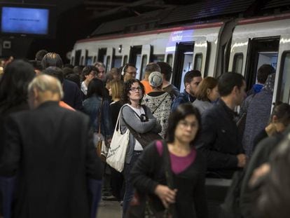 Aglomeracions al metro de Barcelona este lunes a causa de la huelga.