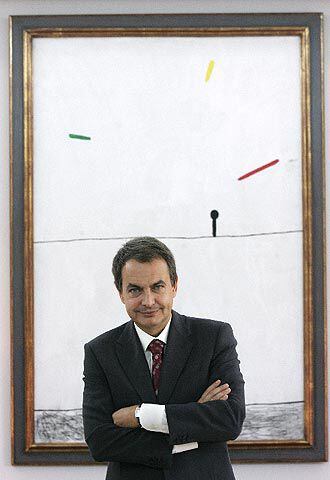 Zapatero, ante uno de los cuadros de su despacho oficial.