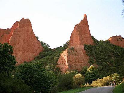 Una ruta en bicicleta de montaña descubre el original paraje de las minas romanas de oro de Las Médulas, en El Bierzo (León).