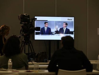 El debate electoral para las elecciones del 10N visto en pantalla desde la sala de prensa. 