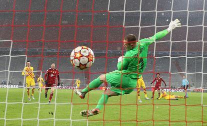 Sané bate a Ter Stegen para marcar el segundo gol en el partido.