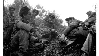 Guerrilleros en Sierra Maestra. Che Guevara (en el centro) y Fidel Castro, con gafas.