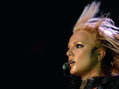 Britney Spears, en una actuación en Lyon (Francia) en 2004.