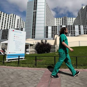 Un trabajador sanitario pasa ante la fachada del Hospital Ramón y Cajal. 
