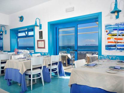 Sala del restaurante El Risco, en Lanzarote, cuyos ventanales ofrecen vistas de la isla de La Graciosa.