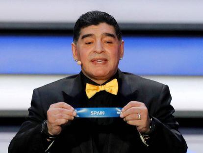 Maradona muestra la papeleta de Espa&ntilde;a.