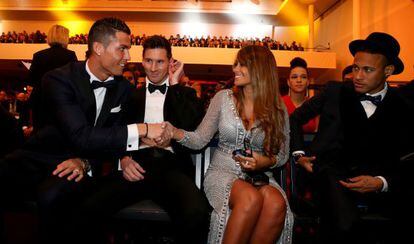 Cristiano Ronaldo saluda a Antonella Roccuzzo, en presencia de Messi y Neymar.