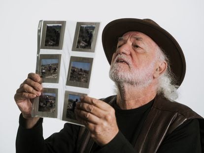 Eugenio Monesma, observando imágenes de oficios rurales grabadas por él, en una fotografía cedida.