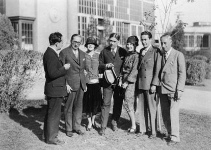 Louis B. Mayer (segundo por la izquierda) e Irving G. Thalberg (segundo por la derecha) con, entre otros, Norma Shearer, actriz y esposa de Thalberg (a su lado), en la MGM en 1930.