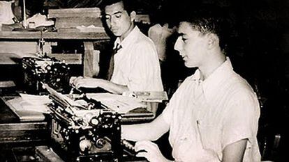 Mario Vargas Llosa (derecha) a los 16 a&ntilde;os, en su primer trabajo como periodista.