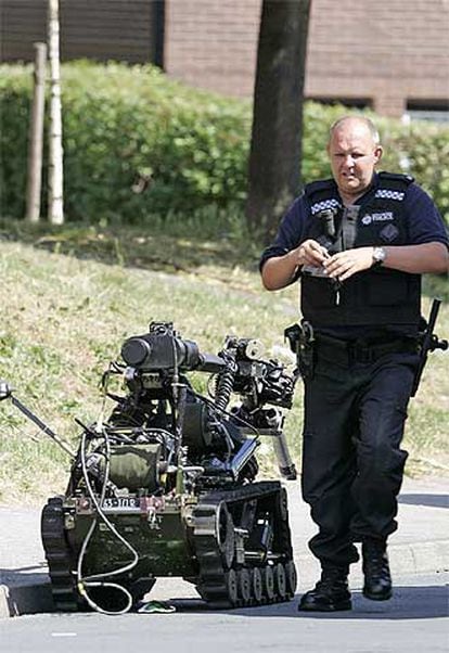 Un policía dirige un robot para detectar explosivos en un barrio de Leeds. En esta ciudad del norte de Londres se ha producido la primera detención y 600 vecinos fueron evacuados y mientras se realizó el registro de seis viviendas.