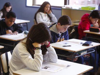 Alumnos de primaria durante un examen en un colegio de Madrid.