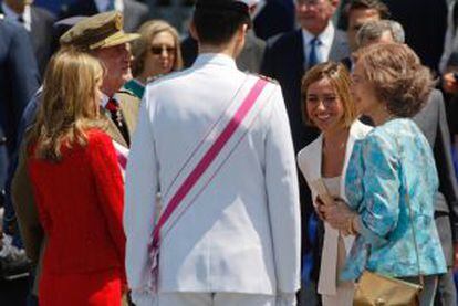 Los Reyes, los Príncipes y la ministra de Defensa en el Desfile de las Fuerzas Armadas de 2010.