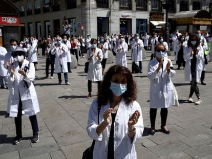 Miembros del sindicato Amyts, mayoritario entre los médicos madrileños, aplauden e pasado junio durante una concentración en la Puerta del Sol en defensa de la profesión médica.