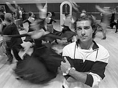 En primer plano, el bailarín Antonio Márquez, durante un ensayo.