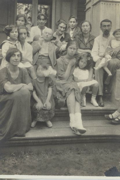 Foto de los Rabinovitch con la familia de Emma en Lodz (Polonia) en 1924. La abuela de la autora, Myriam, es la niña más a la derecha sentada en las escaleras.