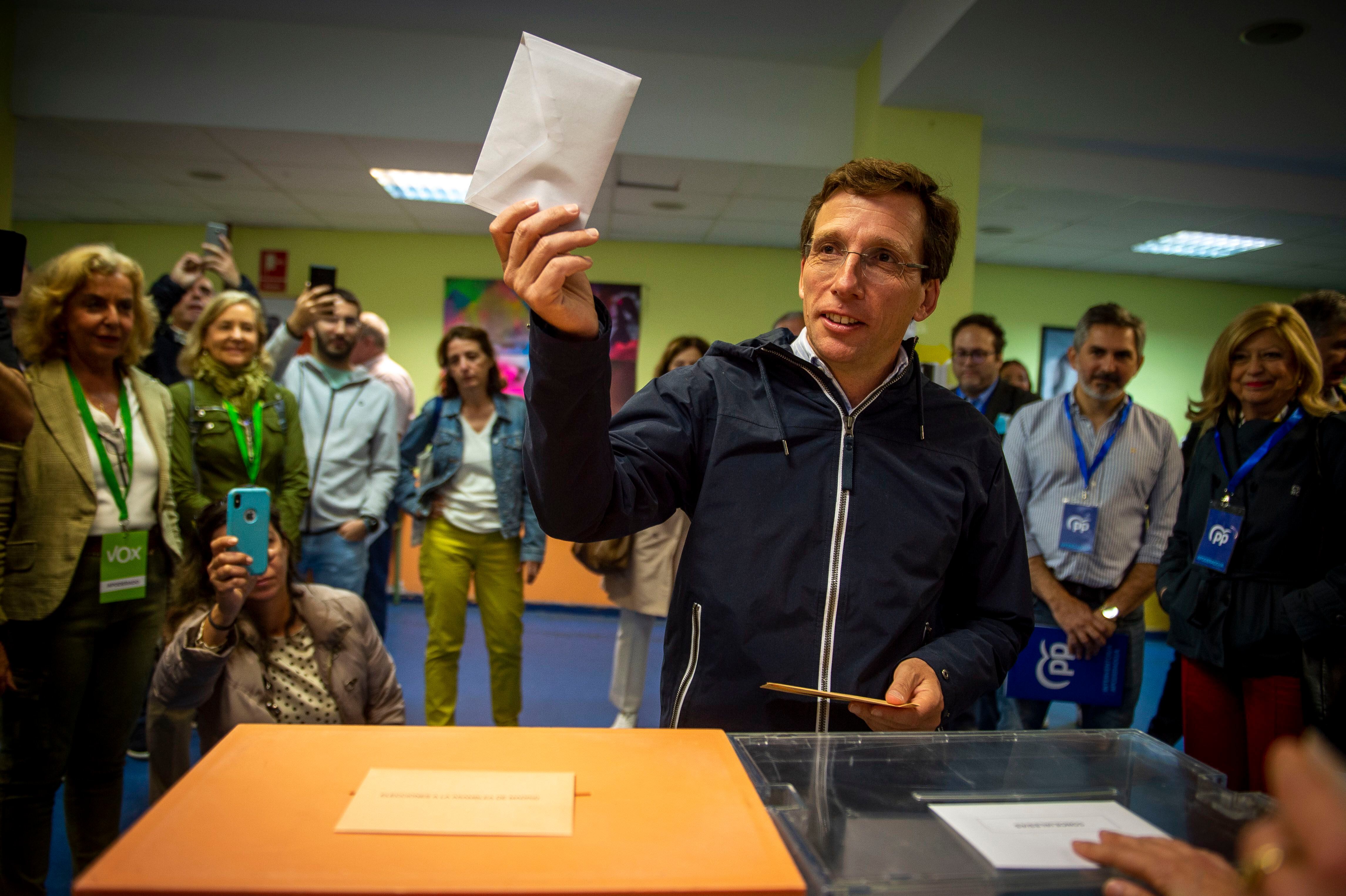 El alcalde de Madrid y candidato a la reelección por el PP, José Luis Martínez-Almeida, ejerce su derecho al voto en el Colegio José Ortega y Gasset. 