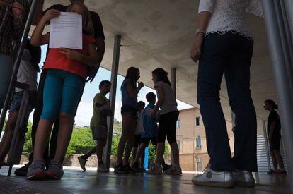 Salida de los alumnos del colegio Cor de Maria de Olot (Girona) donde estudiaba el ni&ntilde;o fallecido por la difteria