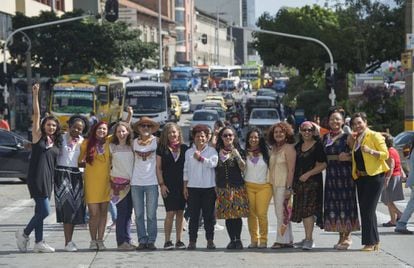Una parte de las mujeres del colectivo en medio de una calle céntrica de Medellín.