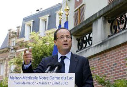 El presidente francés, Françoiss Hollande, durante su visita al centro médico Maison Medicale Notre Dame du Lac de París.