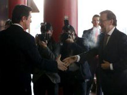 El presidente del Gobierno, Mariano Rajoy, saluda al ministro de Industria, Energ&iacute;a y Turismo, Jos&eacute; Manuel Soria, a su llegada al foro empresarial organizado por Exceltur,